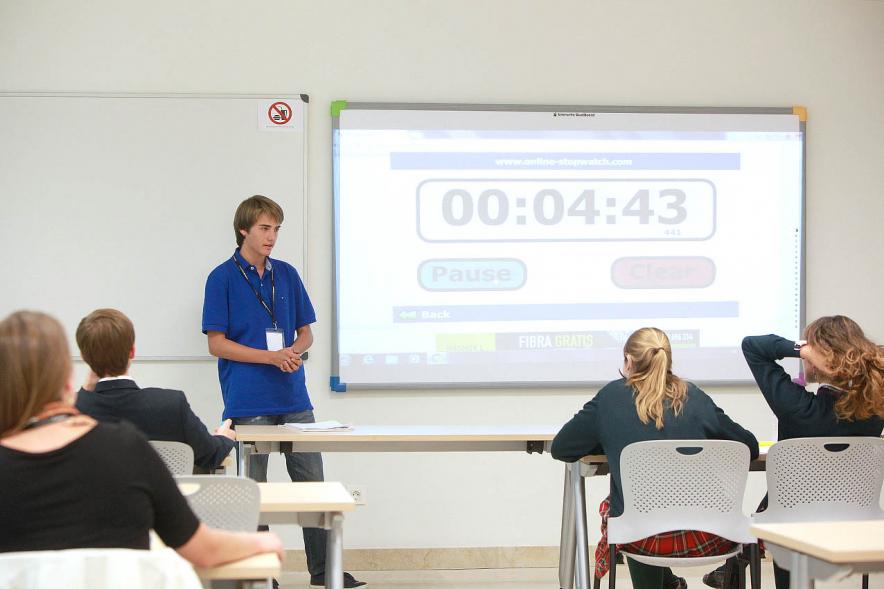 Primer Concurso de Debate Alcobendas - Universidad Europea de Madrid - Aula con participantes.