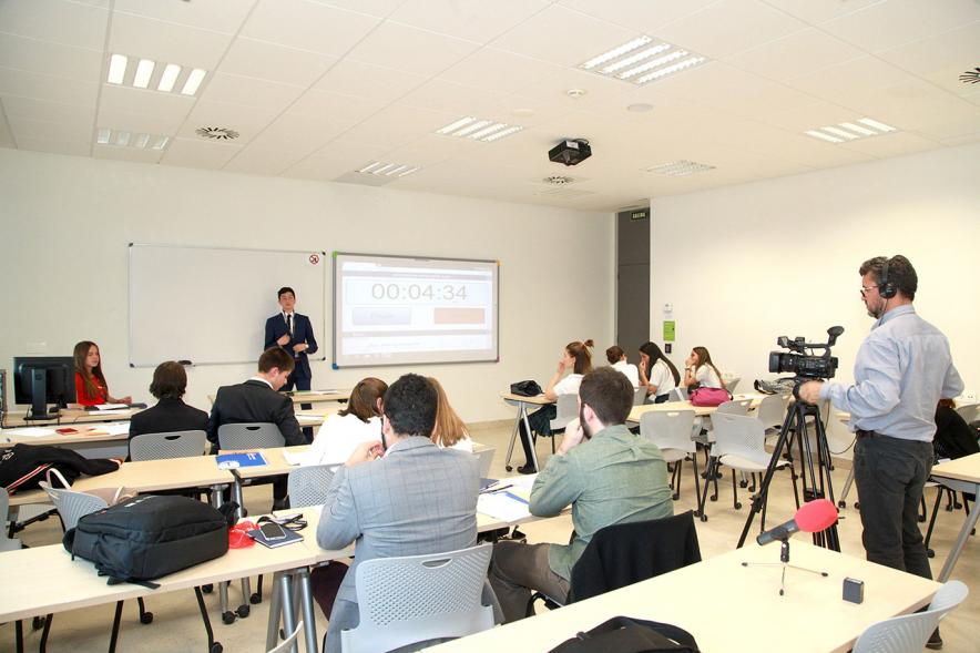Primer Concurso de Debate Alcobendas - Universidad Europea de Madrid - Aula con participantes.