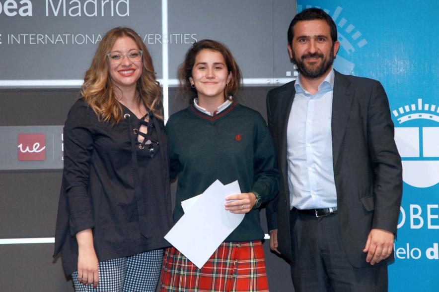 Primer Concurso de Debate Alcobendas - Universidad Europea de Madrid - Ganadora con los organizadores.