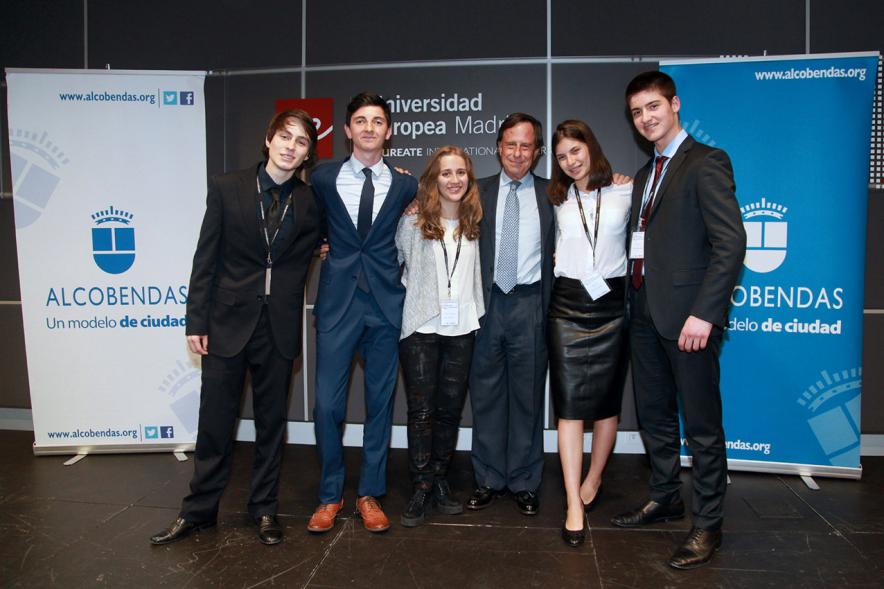 Primer Concurso de Debate Alcobendas - Universidad Europea de Madrid - Ganadores con el alcalde.