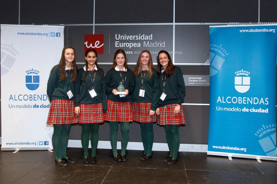 Primer Concurso de Debate Alcobendas - Universidad Europea de Madrid - Posado de unas ganadoras.