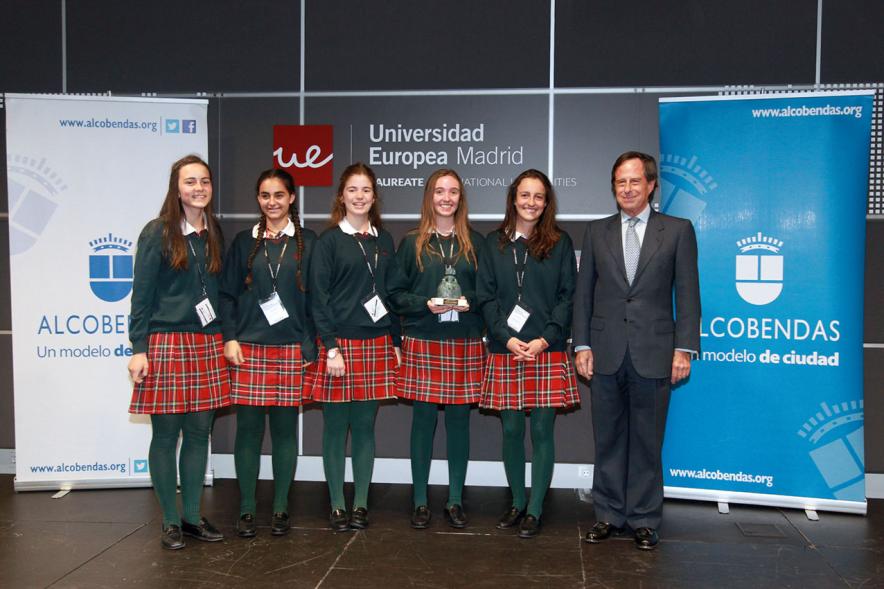 Primer Concurso de Debate Alcobendas - Universidad Europea de Madrid - Posado de ganadoras con el alcalde.