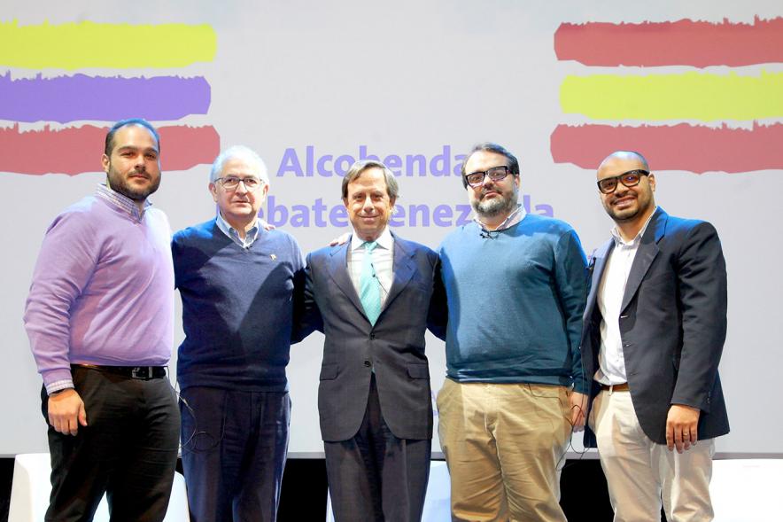 Alcobendas Debate Venezuela - Posado de los miembros de la disidencia venezolana con el alcalde García de Vinuesa.