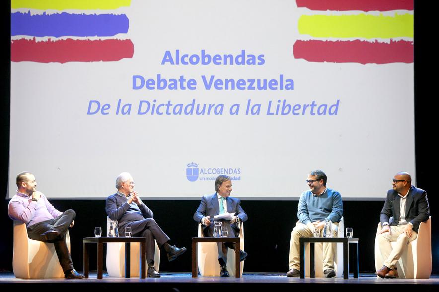 Alcobendas Debate Venezuela - Plano central de los ponentes venezolanos junto al alcalde García de Vinuesa, en el escenario.
