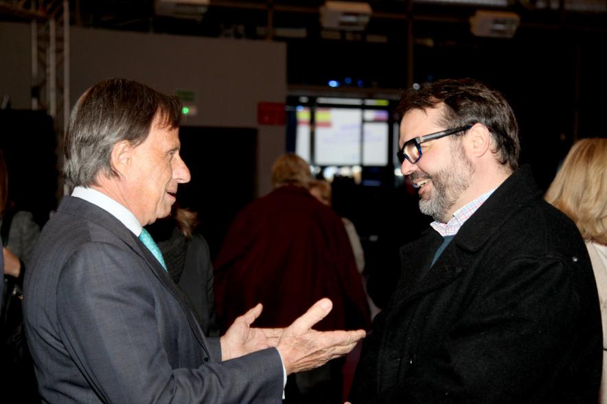 Alcobendas Debate Venezuela - Imagen del alcalde García de Vinuesa con un participante.