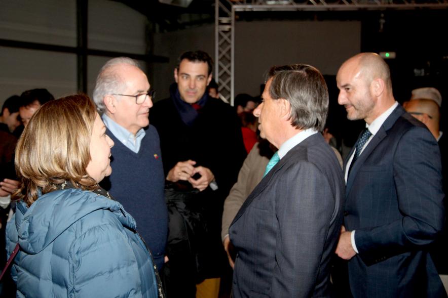Alcobendas Debate Venezuela - Imagen de un grupo de autoridades con el alcalde García de Vinuesa.