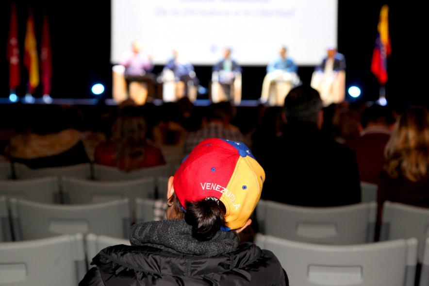 Alcobendas Debate Venezuela - Primer plano de una gorra con el nombre y los colores de Venezuela.