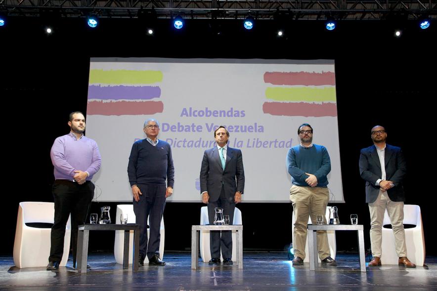 Alcobendas Debate Venezuela - Imagen de los participantes, miembros de la disidencia venezolana, con el alcalde Garcia de Vinuesa, en posición de firme.