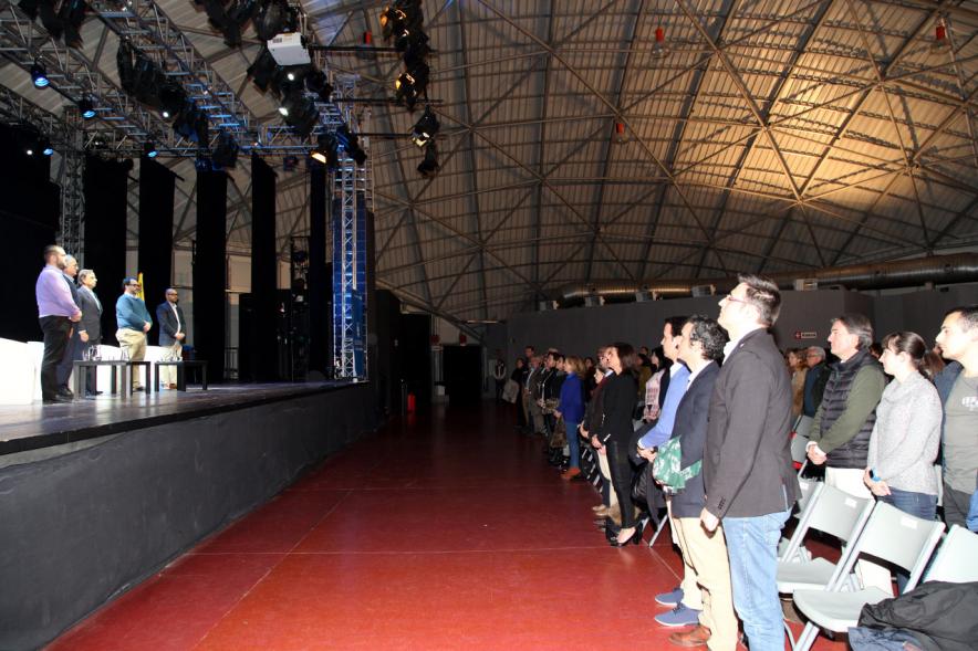 Alcobendas Debate Venezuela -  Imagen de los asistentes y los participantes de  pie escuchando el himno.