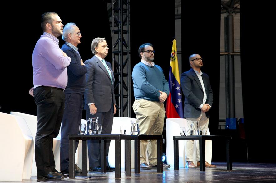 Alcobendas Debate Venezuela -  Imagen de los asistentes en posición de firme mientras suena el himno de Venezuela.