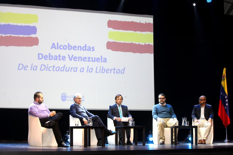 Alcobendas Debate Venezuela -  imagen del escenario con los participantes al debate con el alcalde García de Vinuesa..