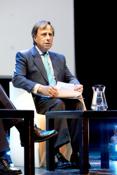 Alcobendas Debate Venezuela - Primer plano del alcalde García de Vinuesa.                  .