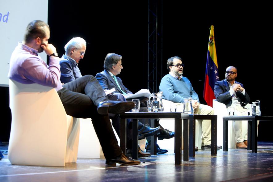 Alcobendas Debate Venezuela -  Plano lateral de los ponentes venezolanos junto al alcalde García de Vinuesa, en el escenario.- 