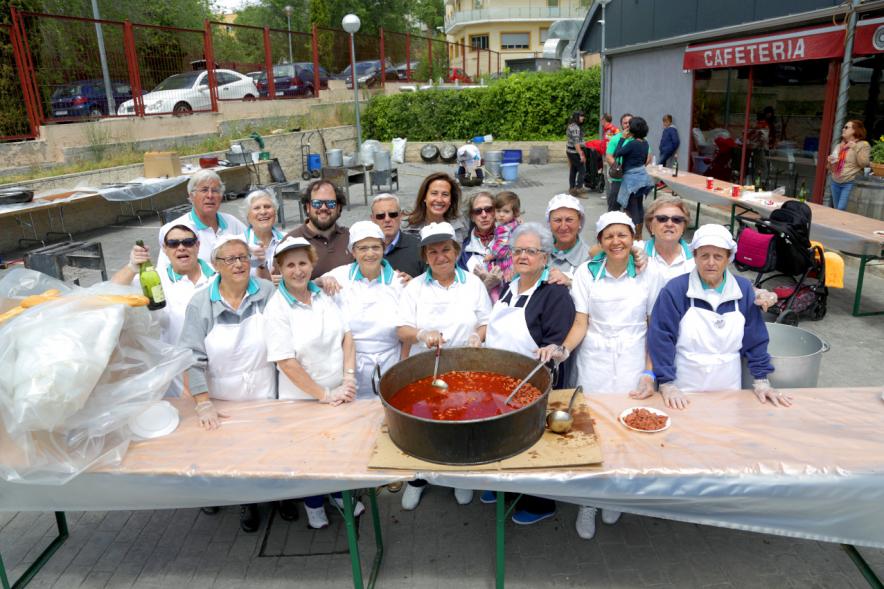Mujeres con hoya de picadillo