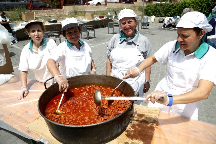 Mujeres con olla de picadillo
