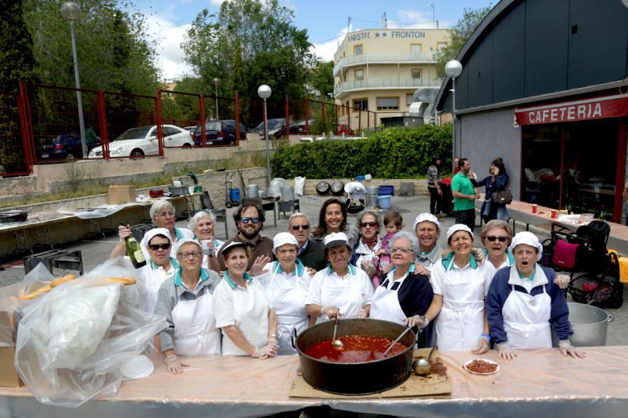 Mujeres con olla de picadillo