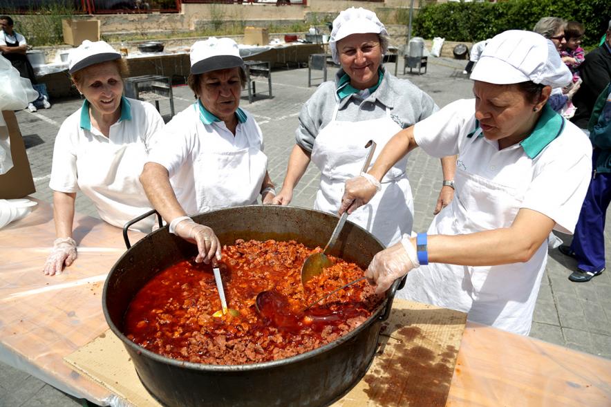 Mujeres con olla de picadillo