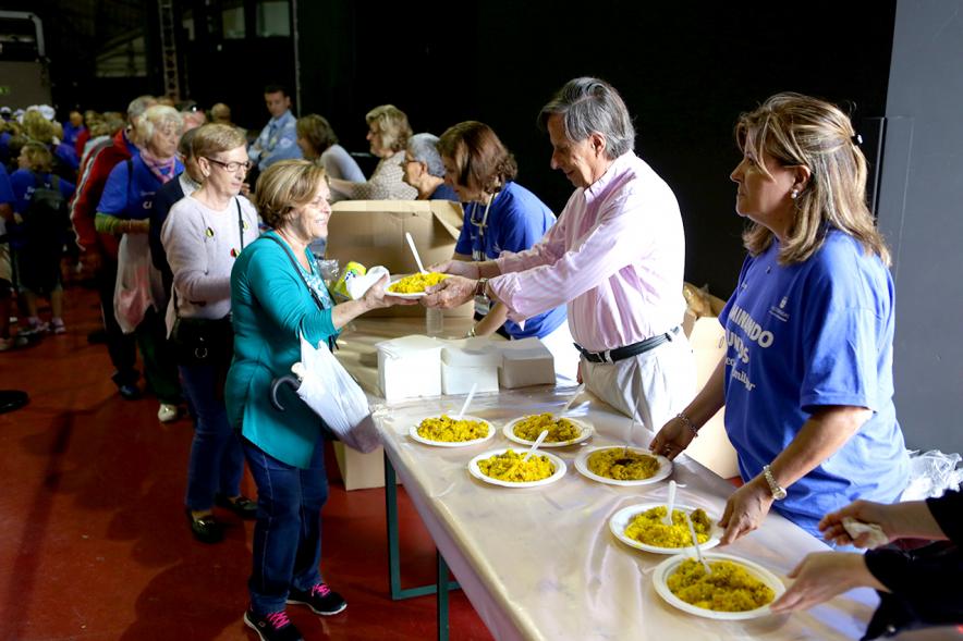 Semana del Mayor 2018 - Degustación Paella - Imagen del alcalde García de Vinuesa y otra personas repartiendo raciones de paella.