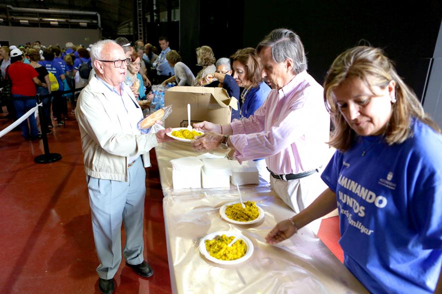 Semana del Mayor 2018 - Degustación Paella - Imagen del alcalde García de Vinuesa y otra personas repartiendo raciones de paella.