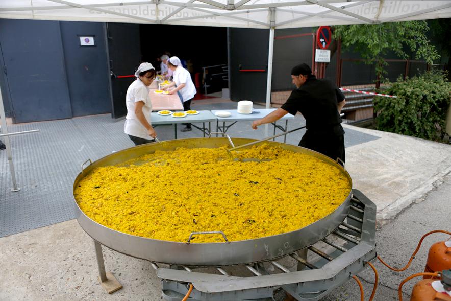 Semana del Mayor 2018 - Degustación Paella - Imagen de dos personas cocinando una paella gigante.