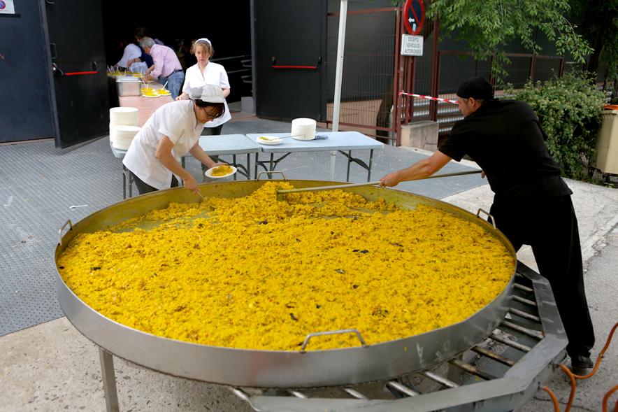 Semana del Mayor 2018 - Degustación Paella - Imagen de dos personas cocinando una paella gigante.
