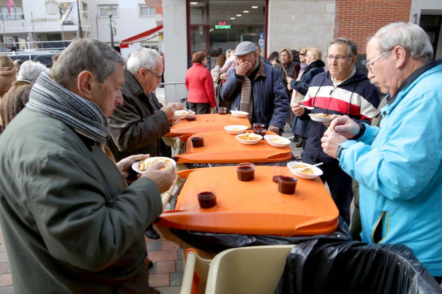 Fiestas Virgen de la Paz 2019 - Degustación de Migas y Gachas -    Primer plano de un grupo de mayores degustando las migas y las gachas.