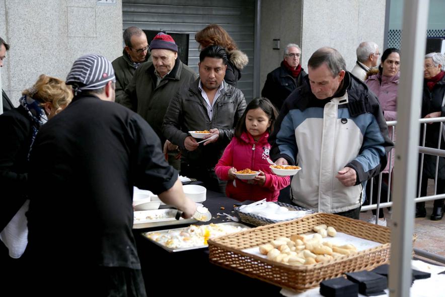 Fiestas Virgen de la Paz 2019 - Degustación de Migas y Gachas -  Primer plano de una niña y su padre esperando  las  migas y las gachas.