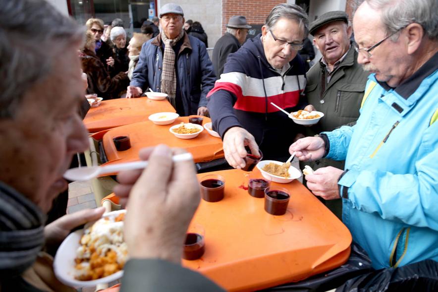 Fiestas Virgen de la Paz 2019 - Degustación de Migas y Gachas - Primer plano de varias personas mayores degustando las migas y las gachas.