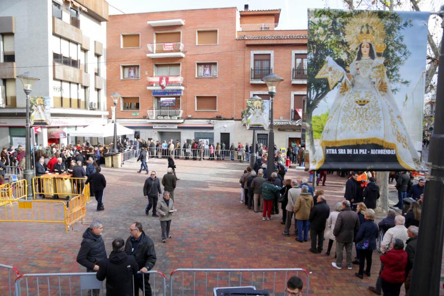Fiestas Virgen de la Paz 2019 - Degustación de Migas y Gachas - Panorámica de la fila de vecinos  para degustar las migas.