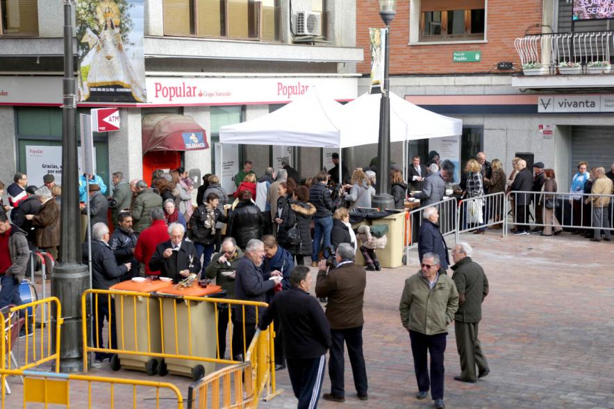 Fiestas Virgen de la Paz 2019 - Degustación de Migas y Gachas - Panorámica de la fila de vecinos  para degustar las migas.