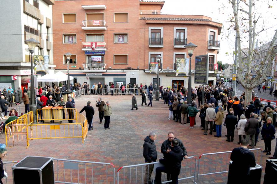 Fiestas Virgen de la Paz 2019 - Degustación de Migas y Gachas - Panorámica de la fila de vecinos  para degustar las migas.