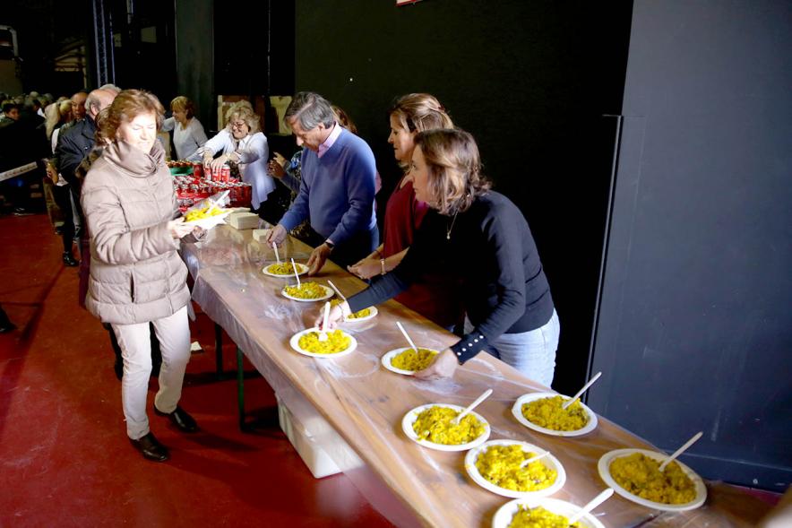 Alcalde y concejalas sirviendo paella. Semana del Mayor 2019 - 