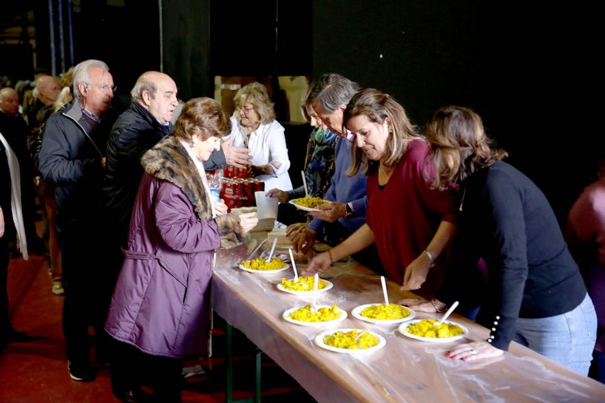 Alcalde y concejala sirviendo paella. Semana del Mayor 2019 -