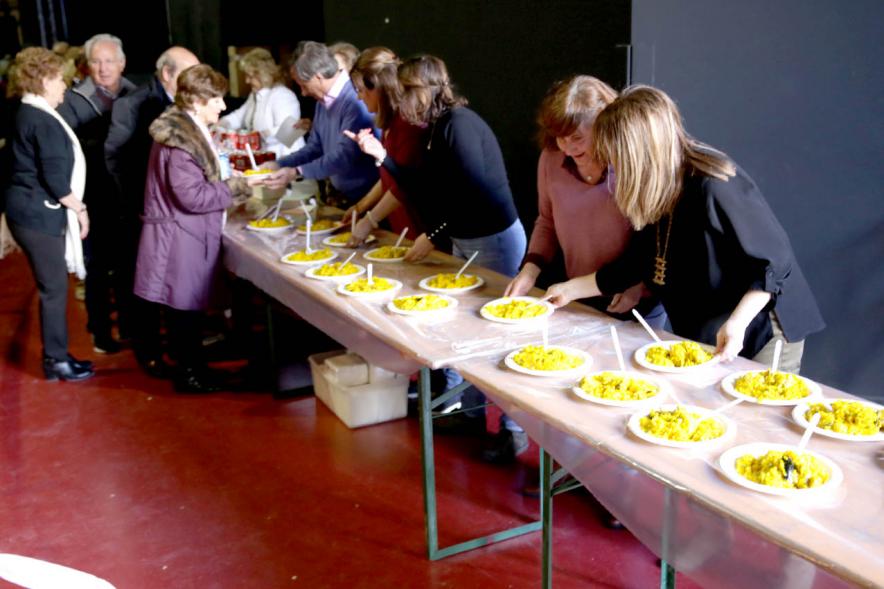 Alcalde y concejala sirviendo paella. Semana del Mayor 2019 
