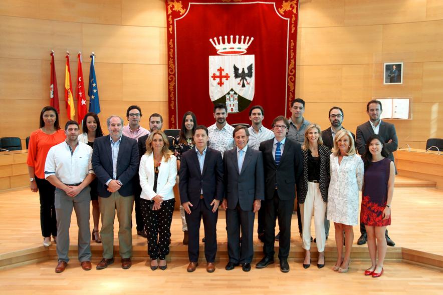 Firmantes posan tras la firma
