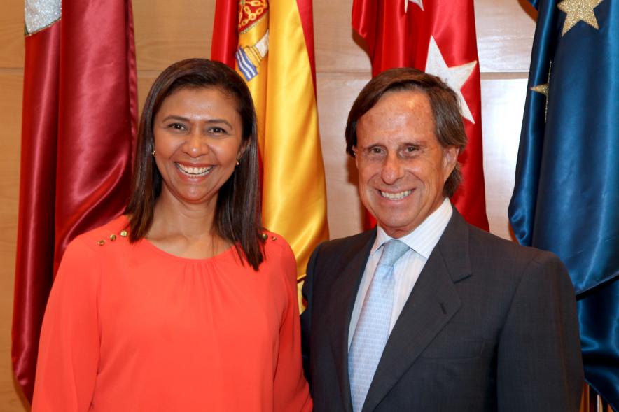Alcalde García De Vinuesa con representante de delegación de Medellín
