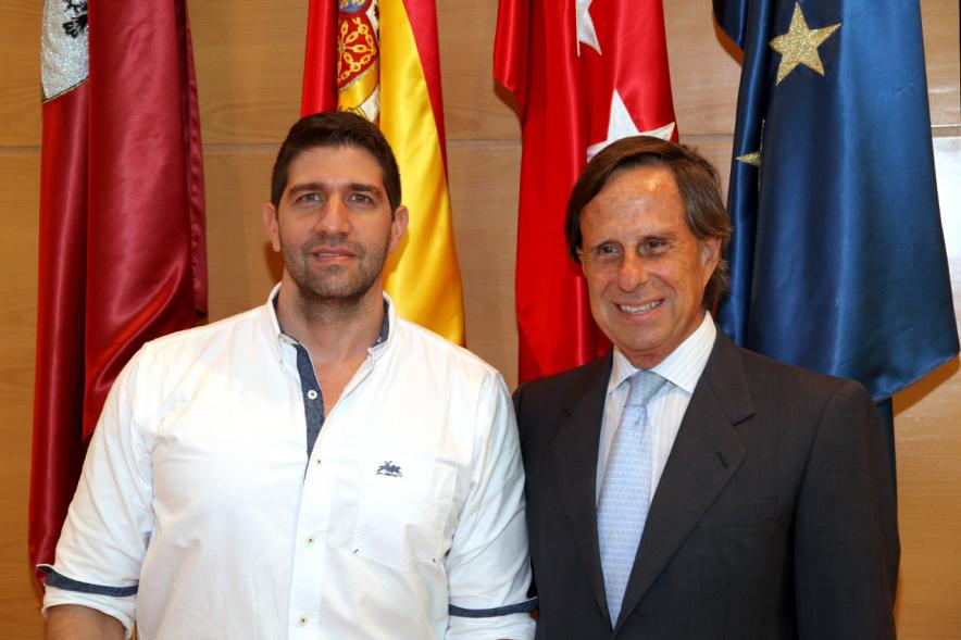 Representante de una de las partes firmantes con Alcalde