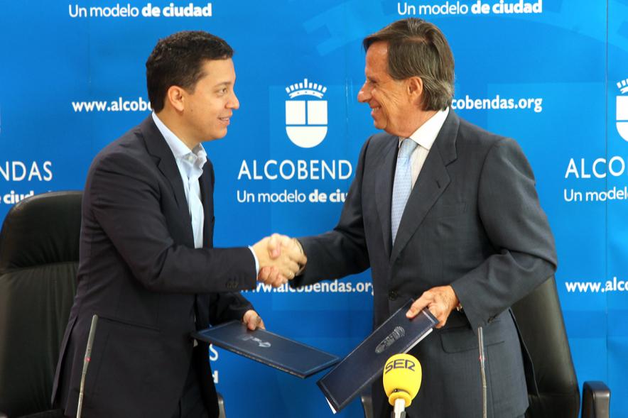 Representantes de cada una de las partes Dándose la mano