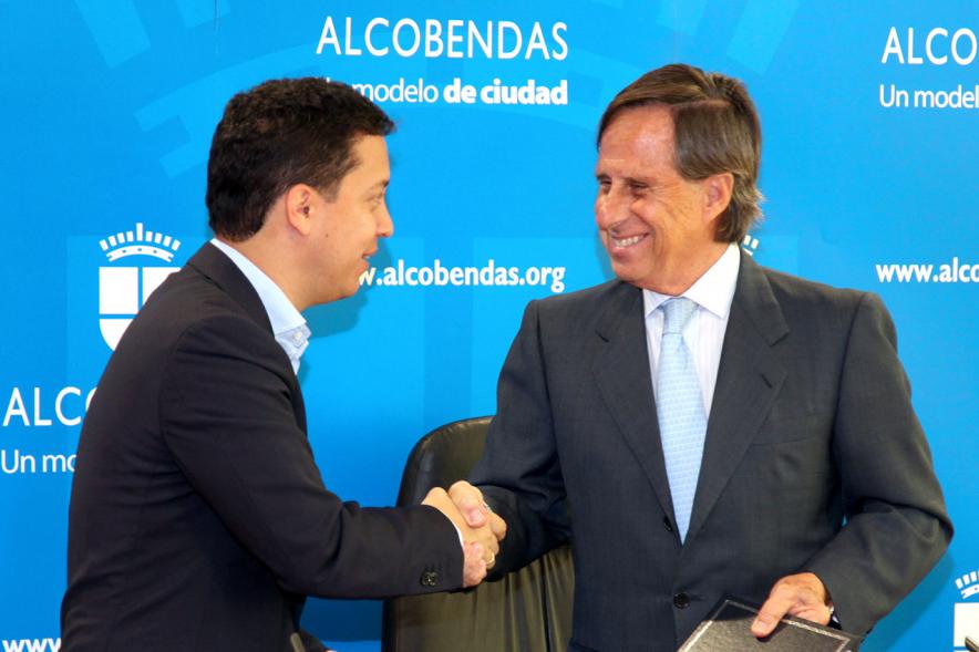 Representantes principales del acuerdo dándose la mano