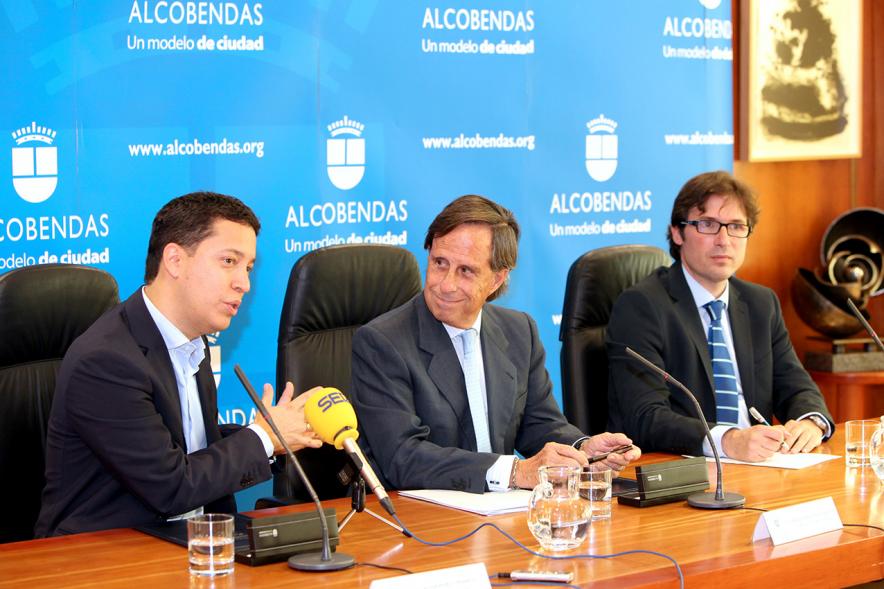 Firmantes charlan durante el encuentro
