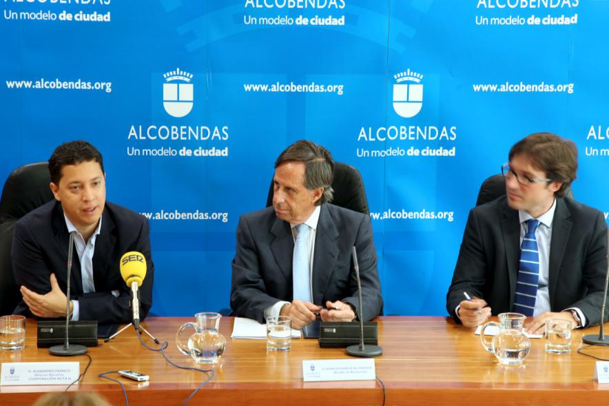 Firmantes charlan durante el encuentro
