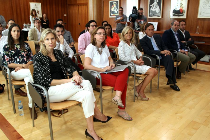 Ambas delegaciones viendo un video