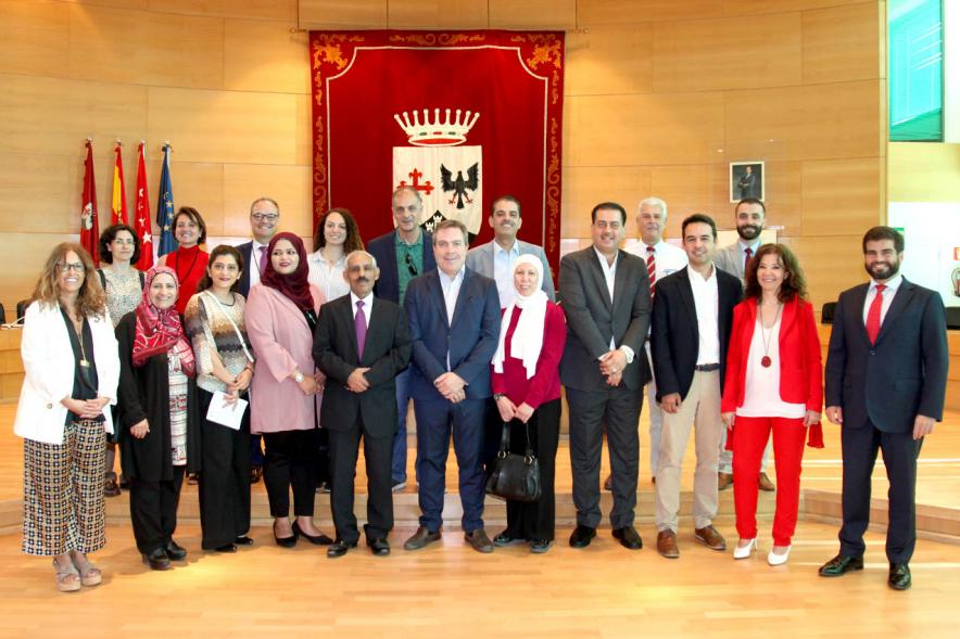 Saludo Delegación Jordana - Imagen foto en conjunto de la delegación de Alcobendas y la delegación de Jordania en el salón de plenos.