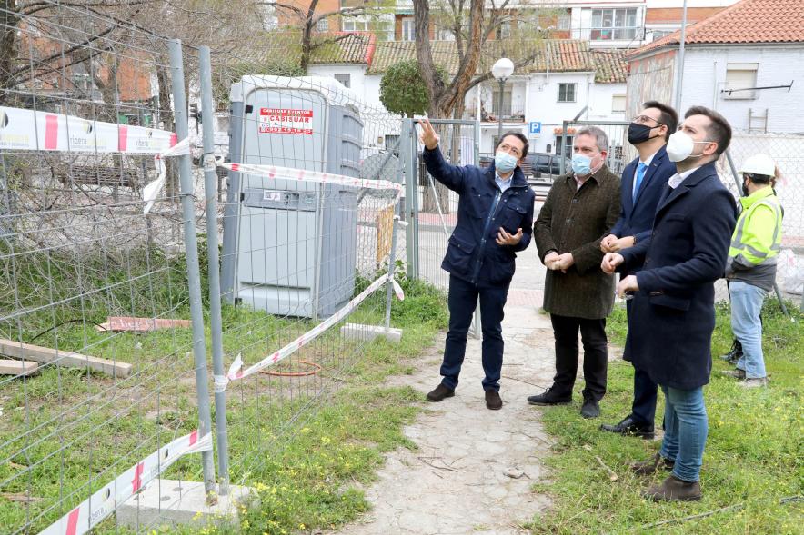 Concejales Miguel Ángel Arranz, Ángel Sánchez Sanguino. Visita Demolición Edificio Calle Marqués de la Valdavia 47 -2021