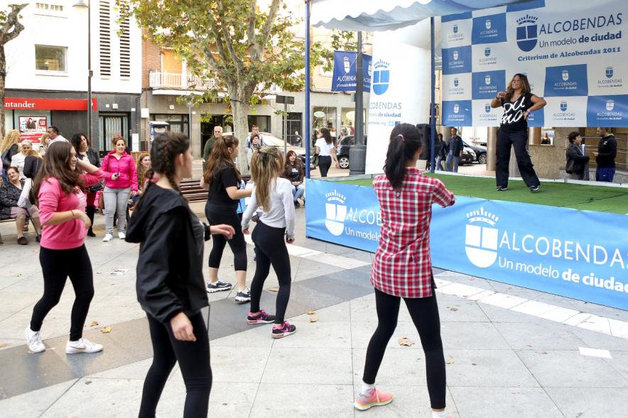 Jóvenes bailando
