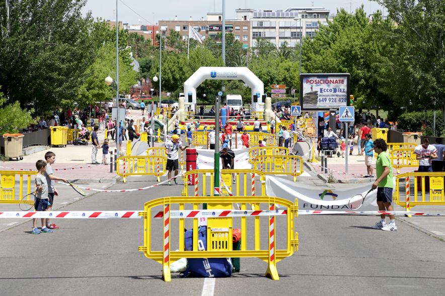 Vista general de la calle con múltiples eventos simultáneos 