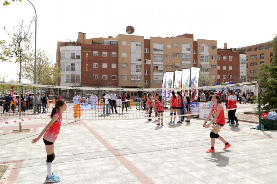 Chicas jugando al voleibol
