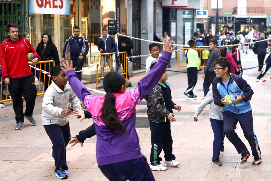 Niños jugando al balonmano