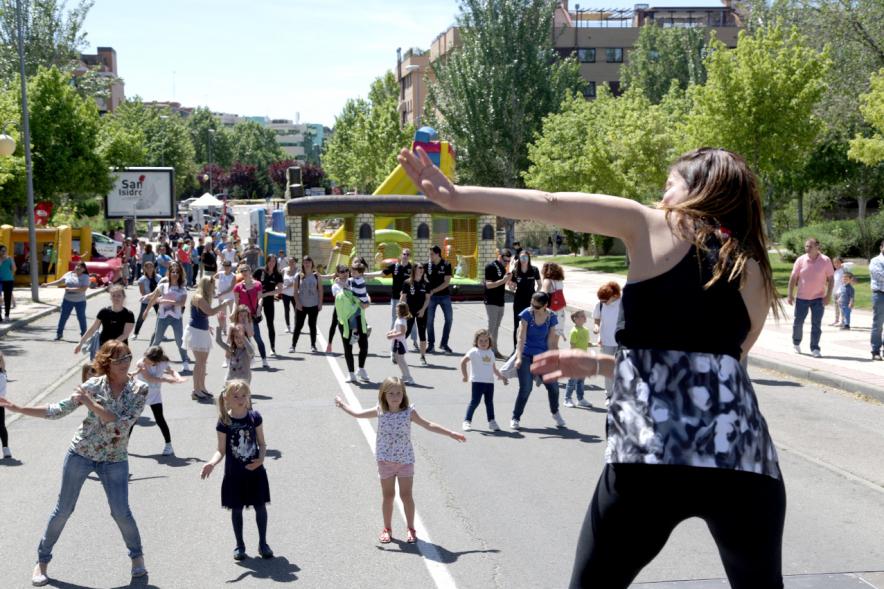 Jóvenes bailando