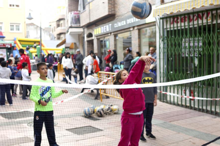Niños jugando al voleibol